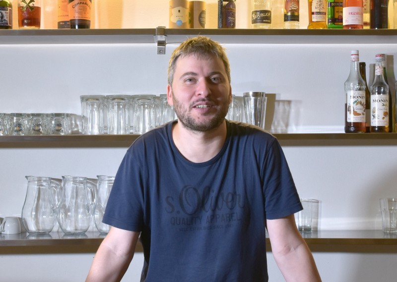 Pavel Trávníček na jednom ze svých oblíbených míst: bar klubovny Modrého ducha.